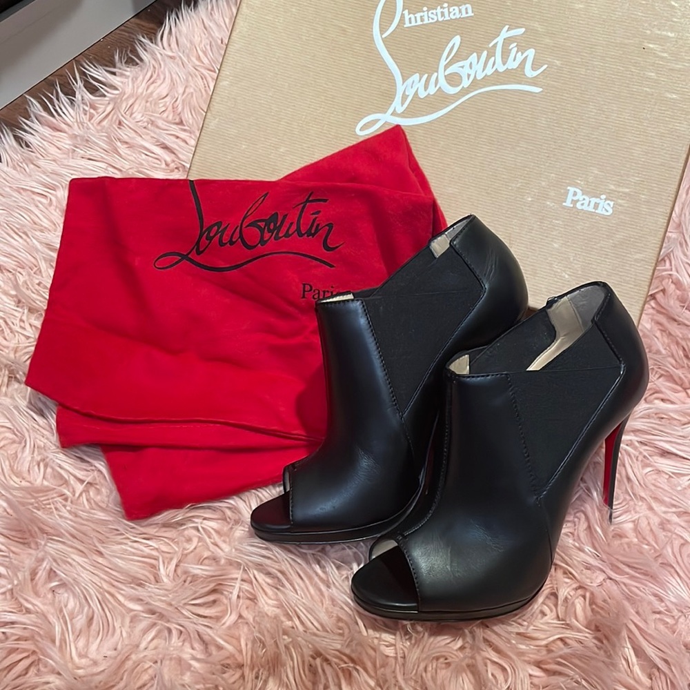 Christian Louboutin Black Leather Keyhole Accent Chelsea Boots